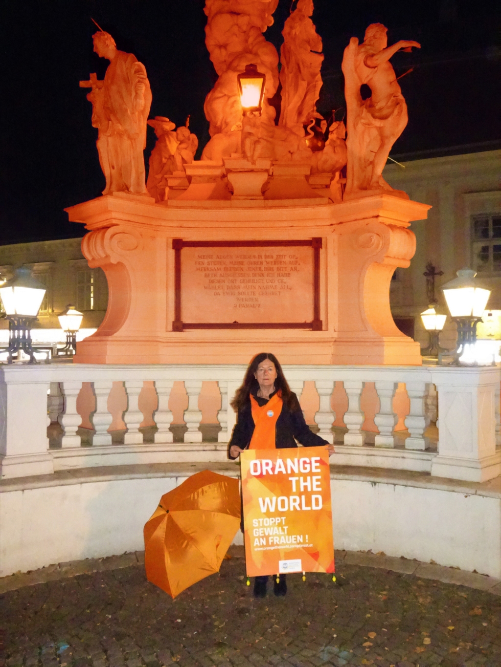 Pestsäule Mödling erstrahlt in Orange als Zeichen gegen Gewalt an Frauen