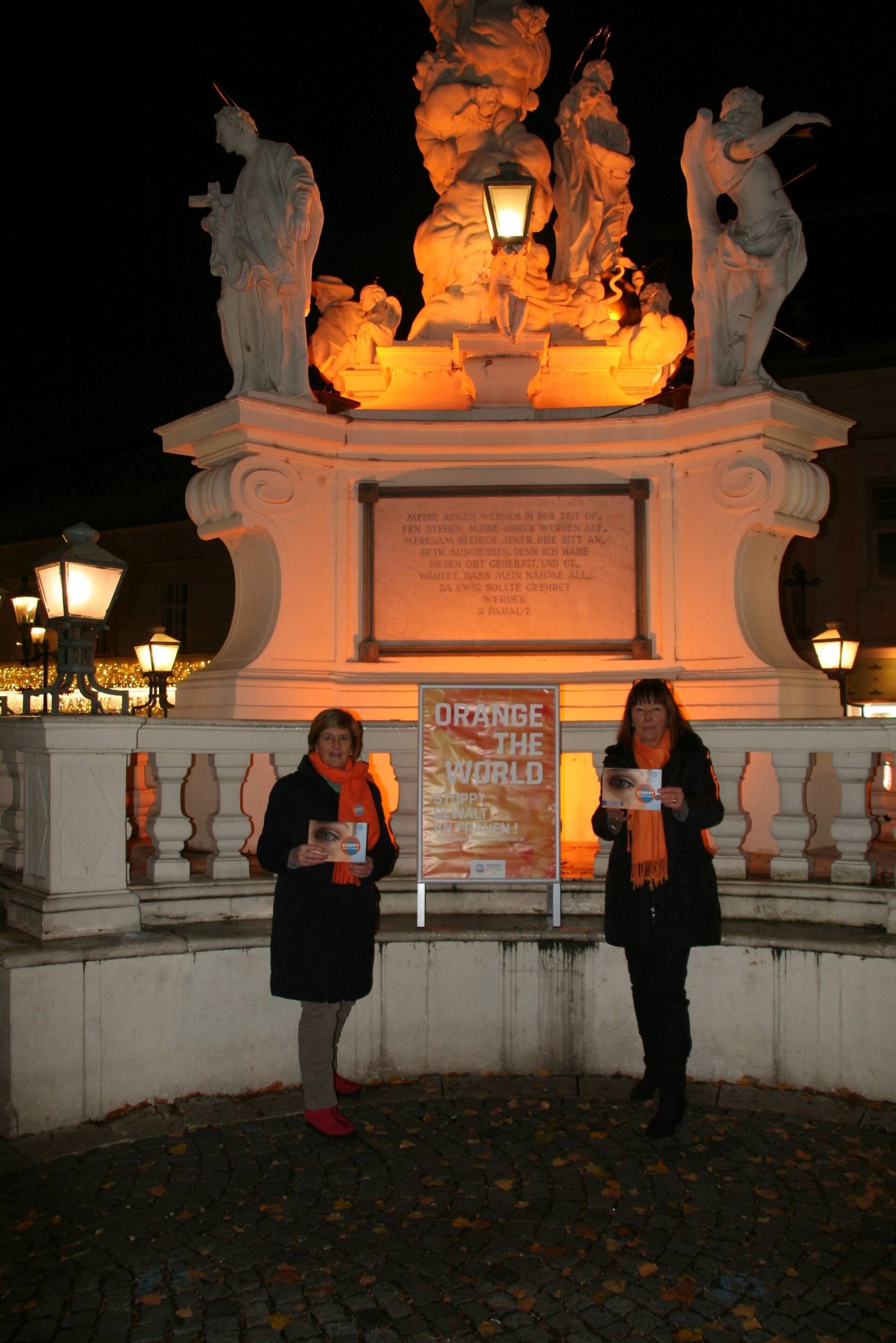 Orange leuchtende Zeichen gegen Gewalt an Frauen