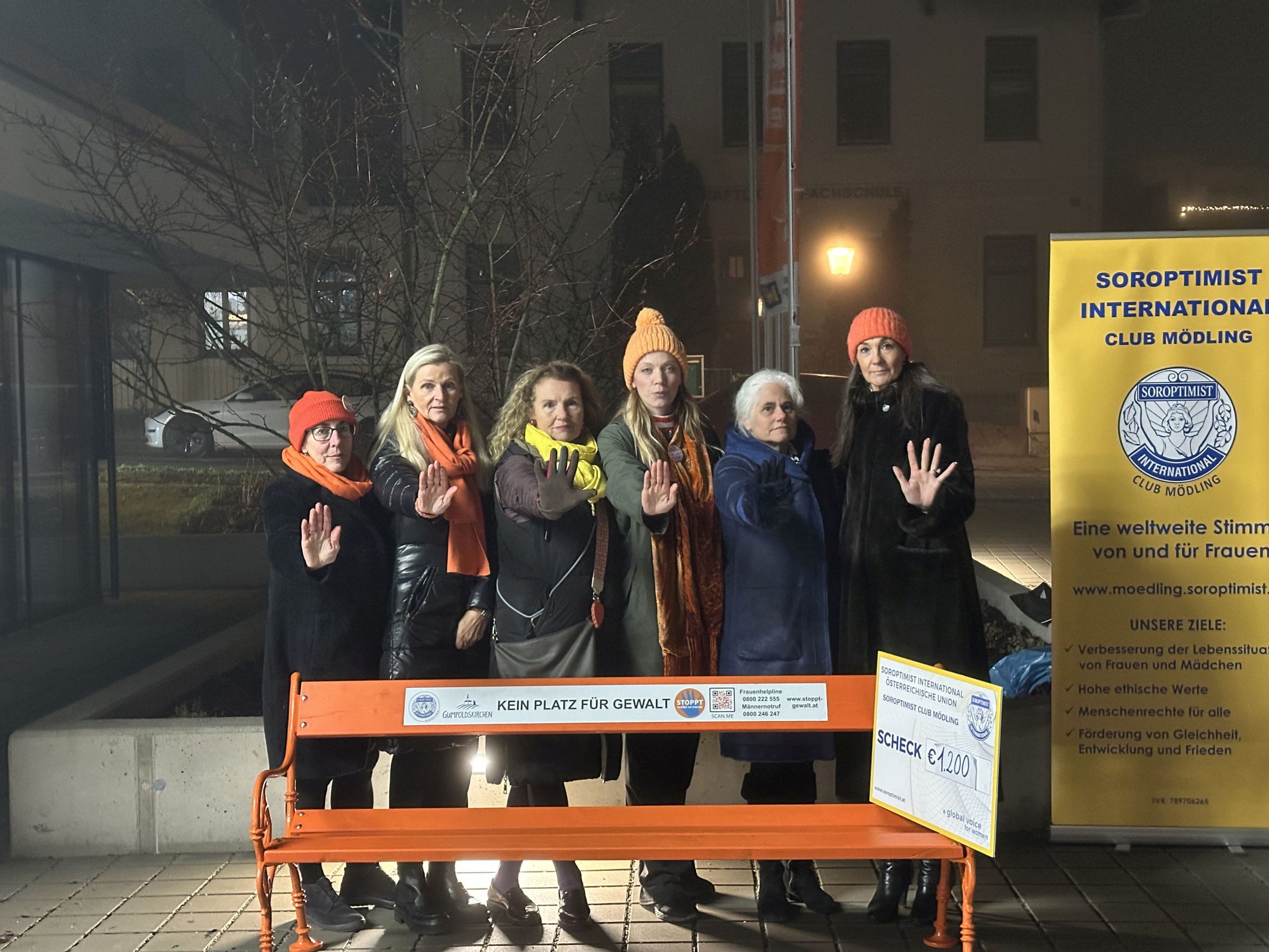 Orange Bank als Zeichen gegen Gewalt in Gumpoldskirchen